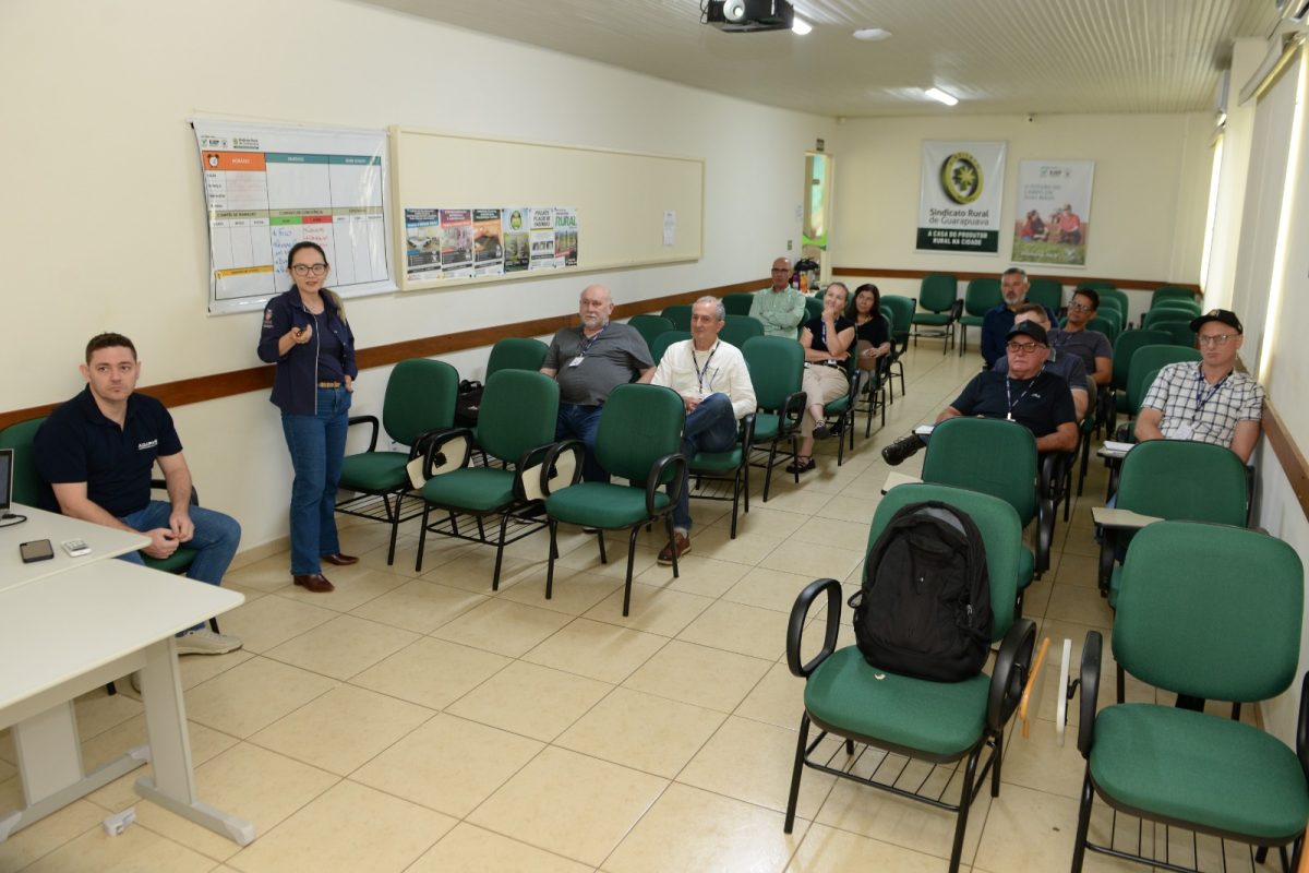 Sindicato sedia treinamento da Adapar sobre fiscalização de fertilizantes e sementes